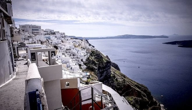 Τραγική κατάληξη στην εξαφάνιση 27χρονου στη Σαντορίνη – Εντοπίστηκε νεκρός σε γκρεμό